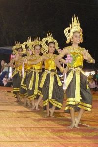 Dancing_art_Thai_ancient_show_in_the_Wat_Phra_Thaen_Sila_At_fair_06